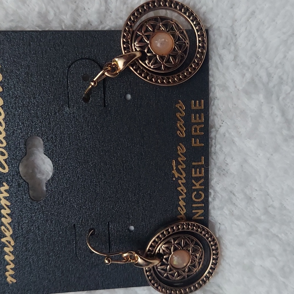 Earings - Picture 2 of 2